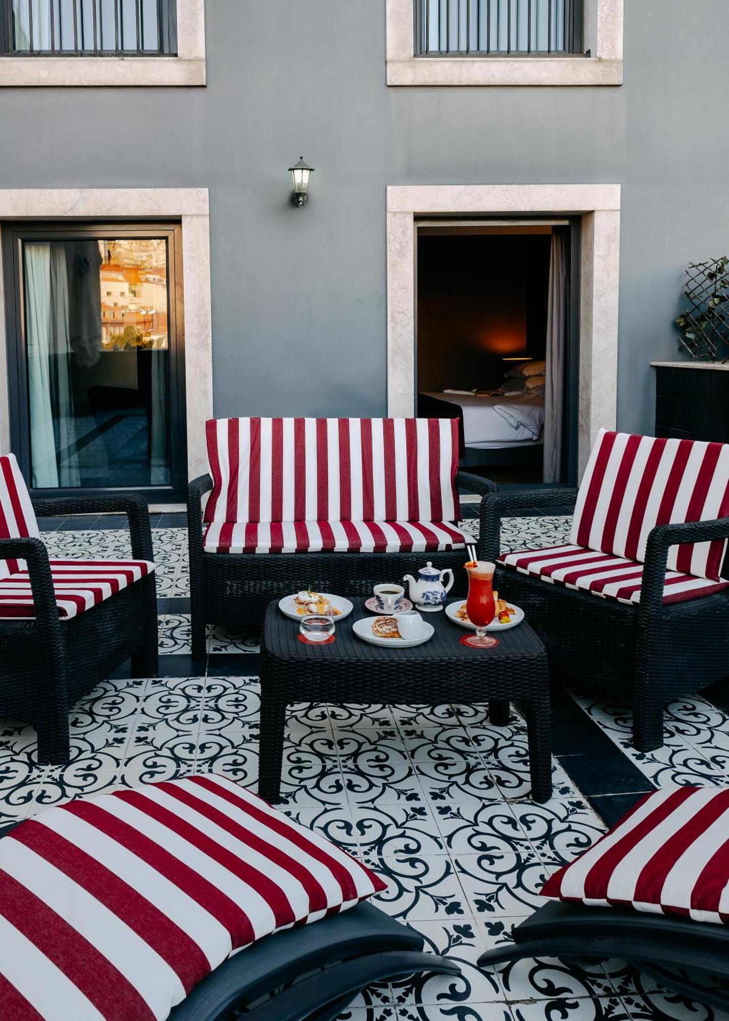 Hotel Fontecruz Lisboa Exterior foto A typical patio at the hotel