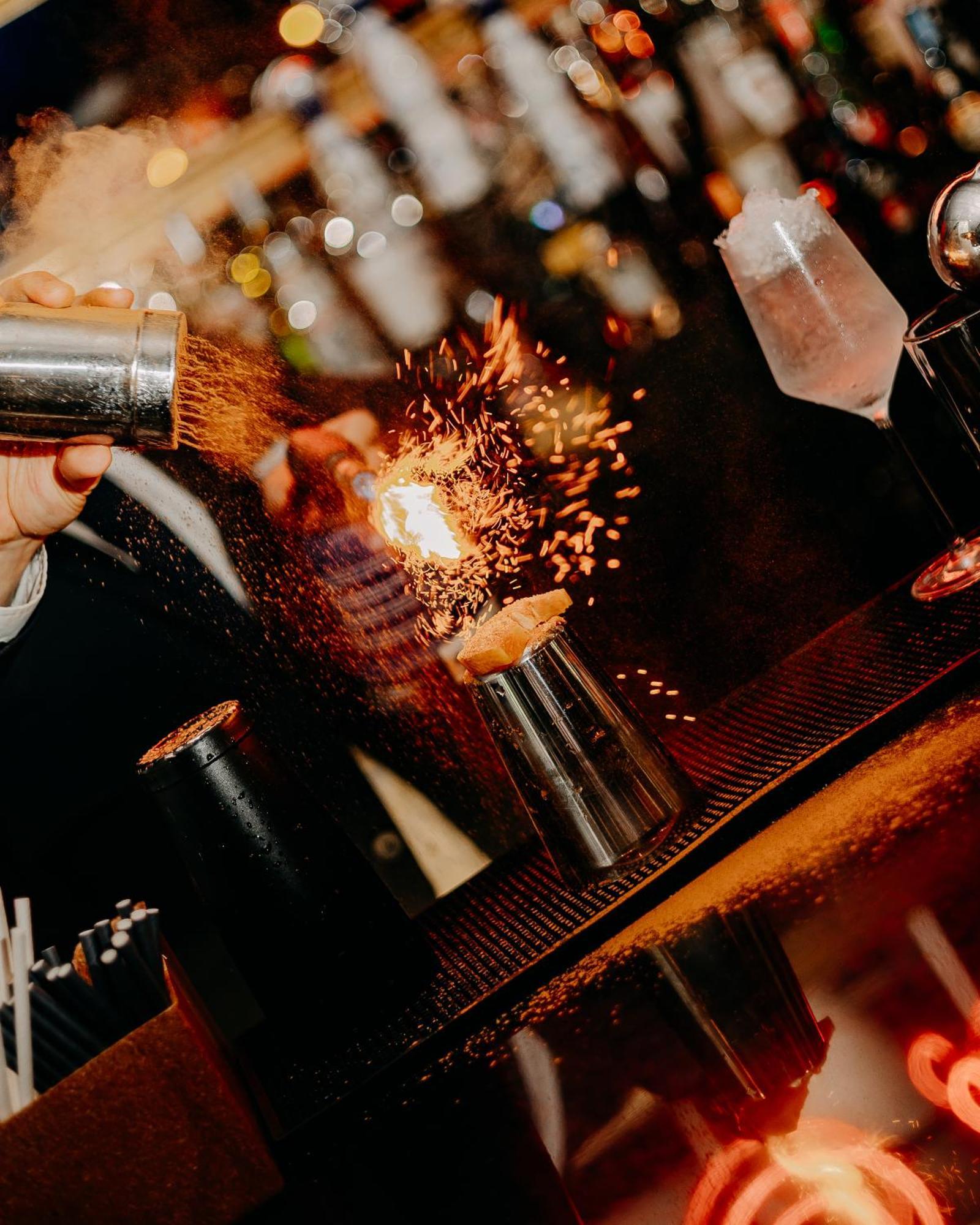 Hotel Fontecruz Lisboa Exterior foto A bartender using a cocktail gun to make a flaming shot